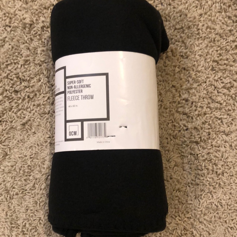 NWT Super soft fleece throw. 48x60 inch